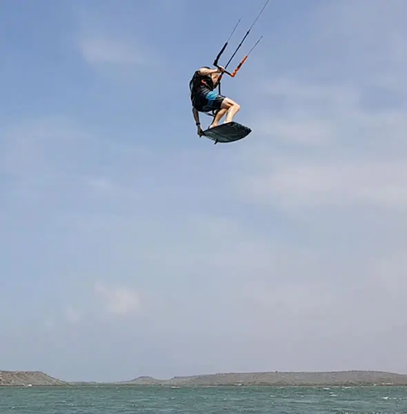 JBay Kitesurfing Curaçao | Lessen & Reparaties 14 Advanced kiteboarding jump during JBay Kiteboarding Curacao lessons in St. Joris Bay